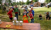 Wettbewerb der Kinder im Dosenwerfen beim Dorffest in Hillmersdorf